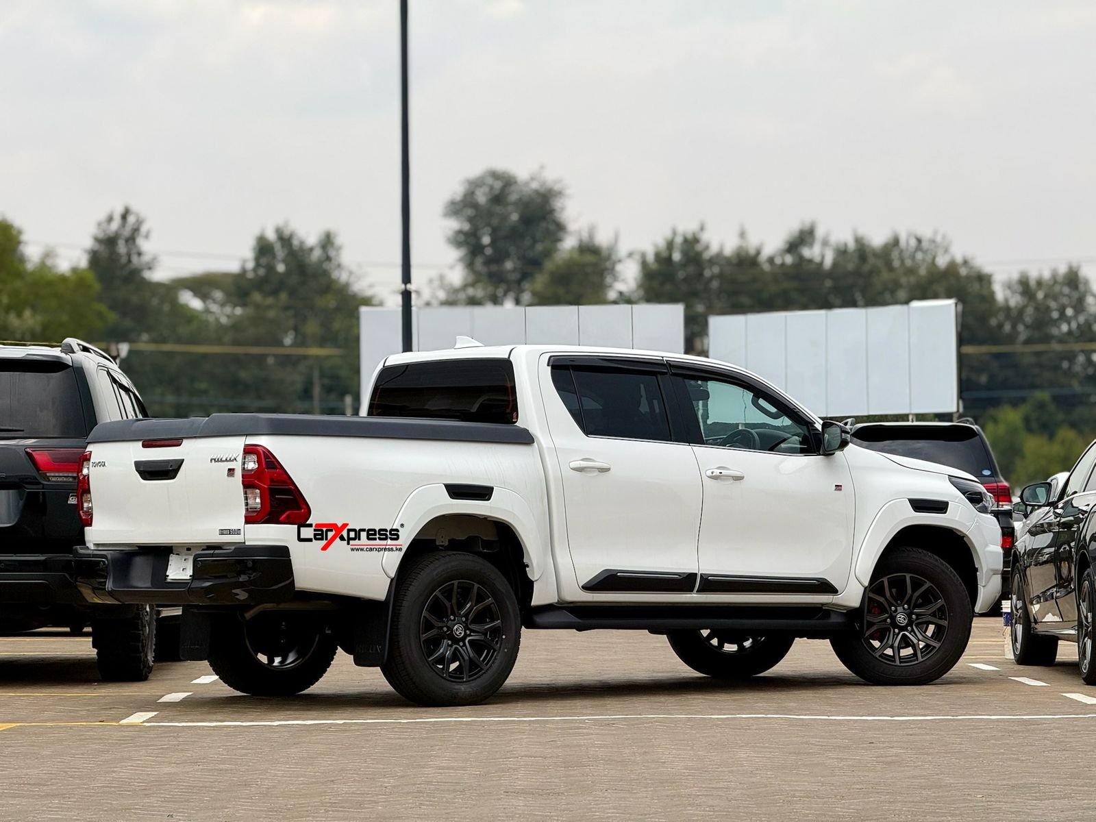 TOYOTA HILUX DOUBLE CABIN GR SPORT thumbnail 6