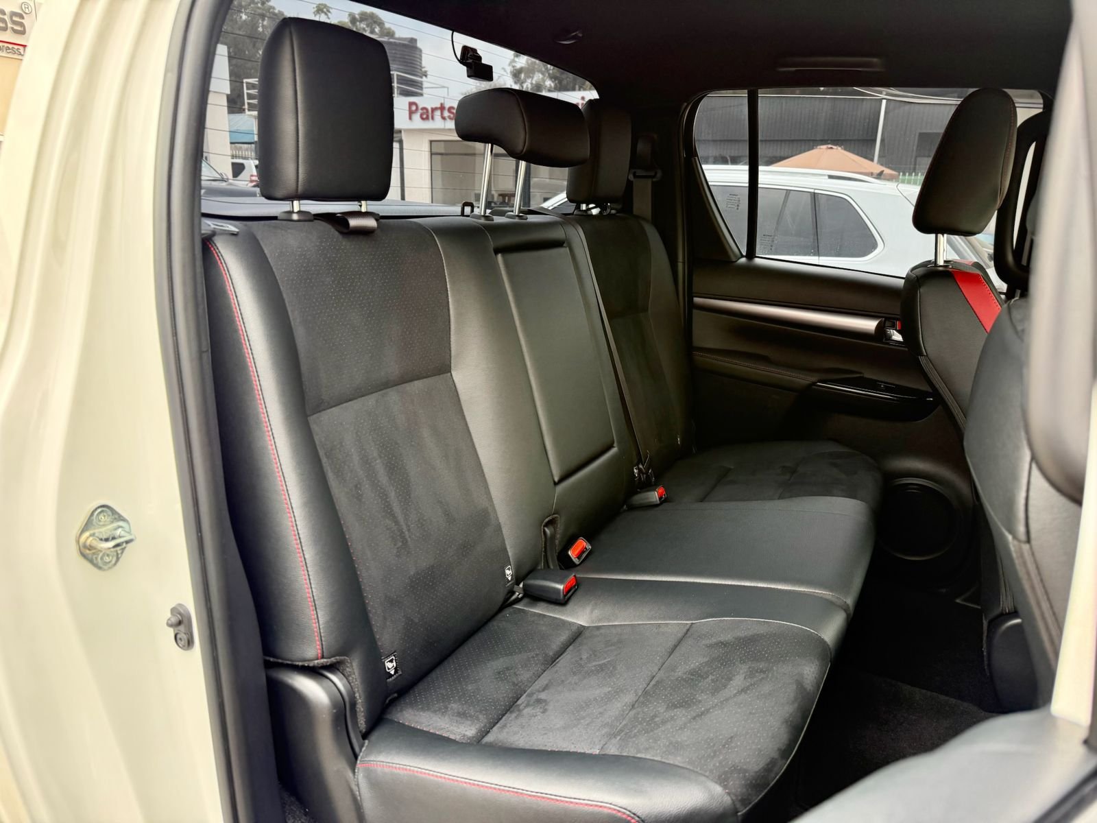 TOYOTA HILUX DOUBLE CABIN GR SPORT thumbnail 15