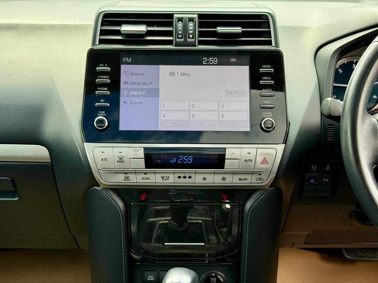 TOYOTA LAND CRUISER PRADO TXL thumbnail 10