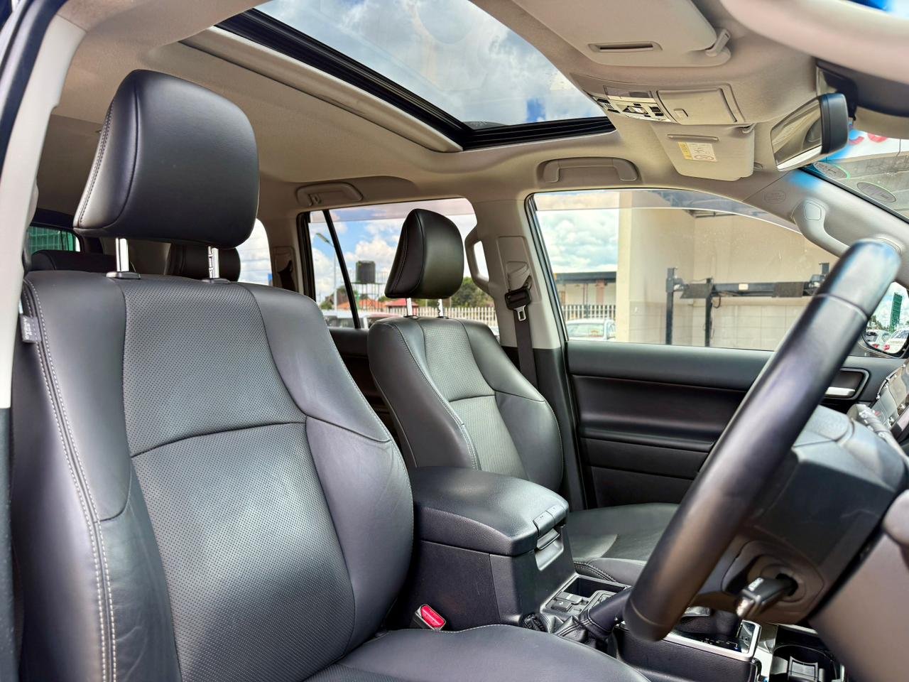 TOYOTA LAND CRUISER PRADO TXL thumbnail 8