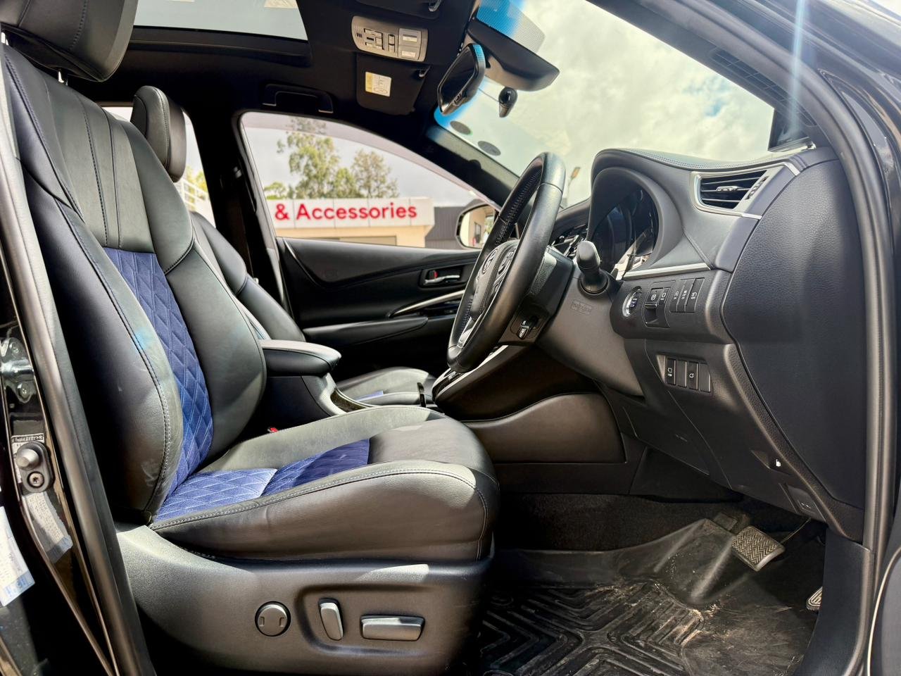 TOYOTA HARRIER thumbnail 6