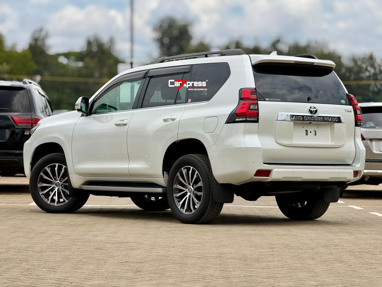 TOYOTA LAND CRUISER PRADO TZG thumbnail 2