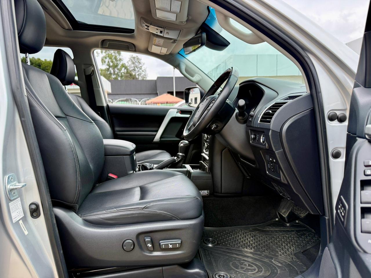TOYOTA LANDCRUISER PRADO KAKADU thumbnail 8