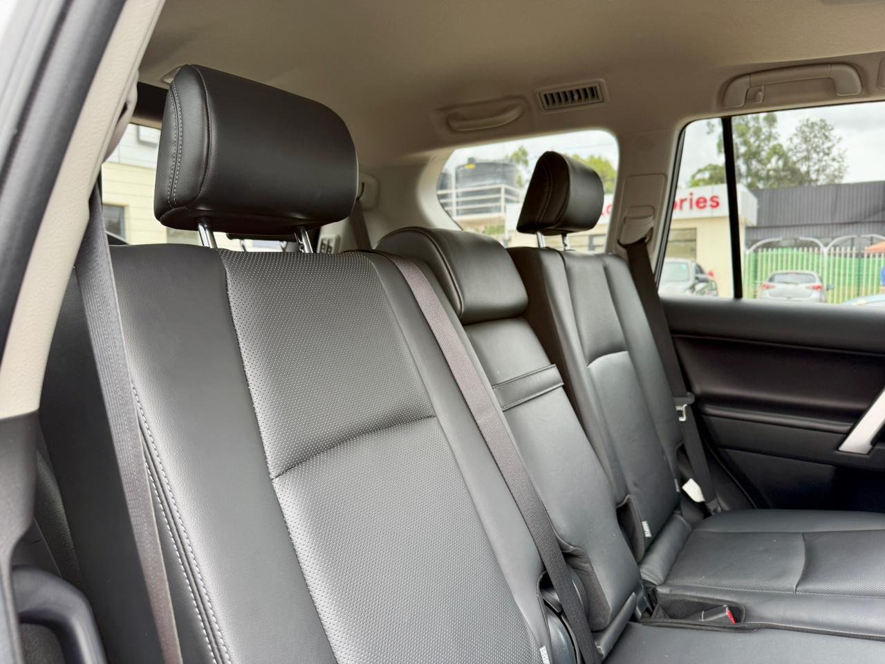 TOYOTA LANDCRUISER PRADO KAKADU thumbnail 16