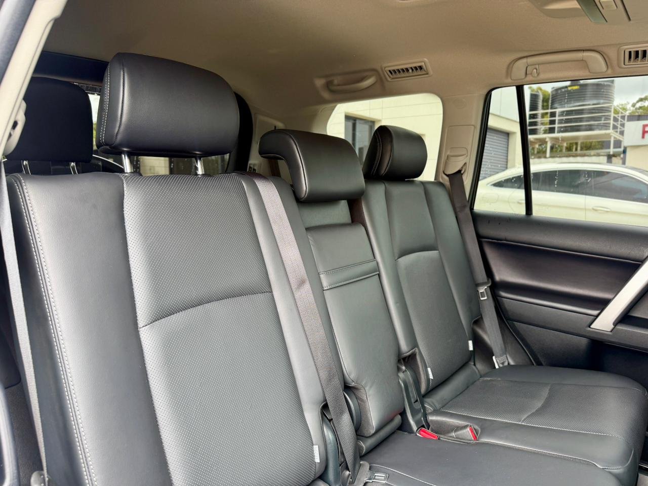 TOYOTA LANDCRUISER PRADO KAKADU thumbnail 17