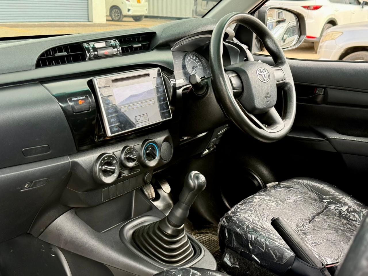 TOYOTA HILUX SINGLE CABIN thumbnail 9
