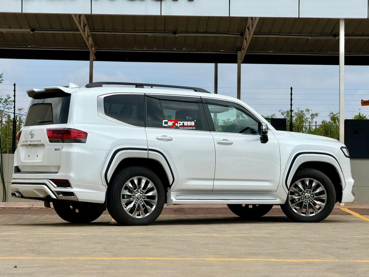 TOYOTA LAND CRUISER 300 SERIES ZX thumbnail 6