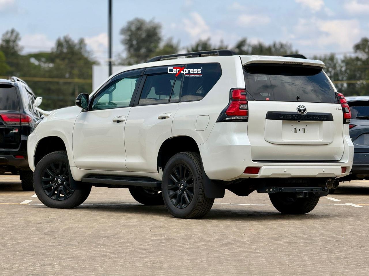 TOYOTA LAND CRUISER PRADO TXL thumbnail 2