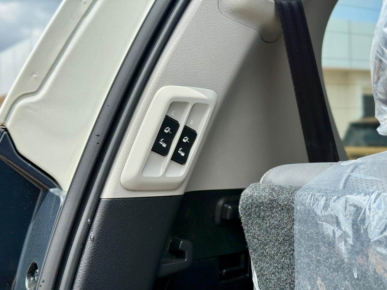 TOYOTA LAND CRUISER PRADO TXL thumbnail 16