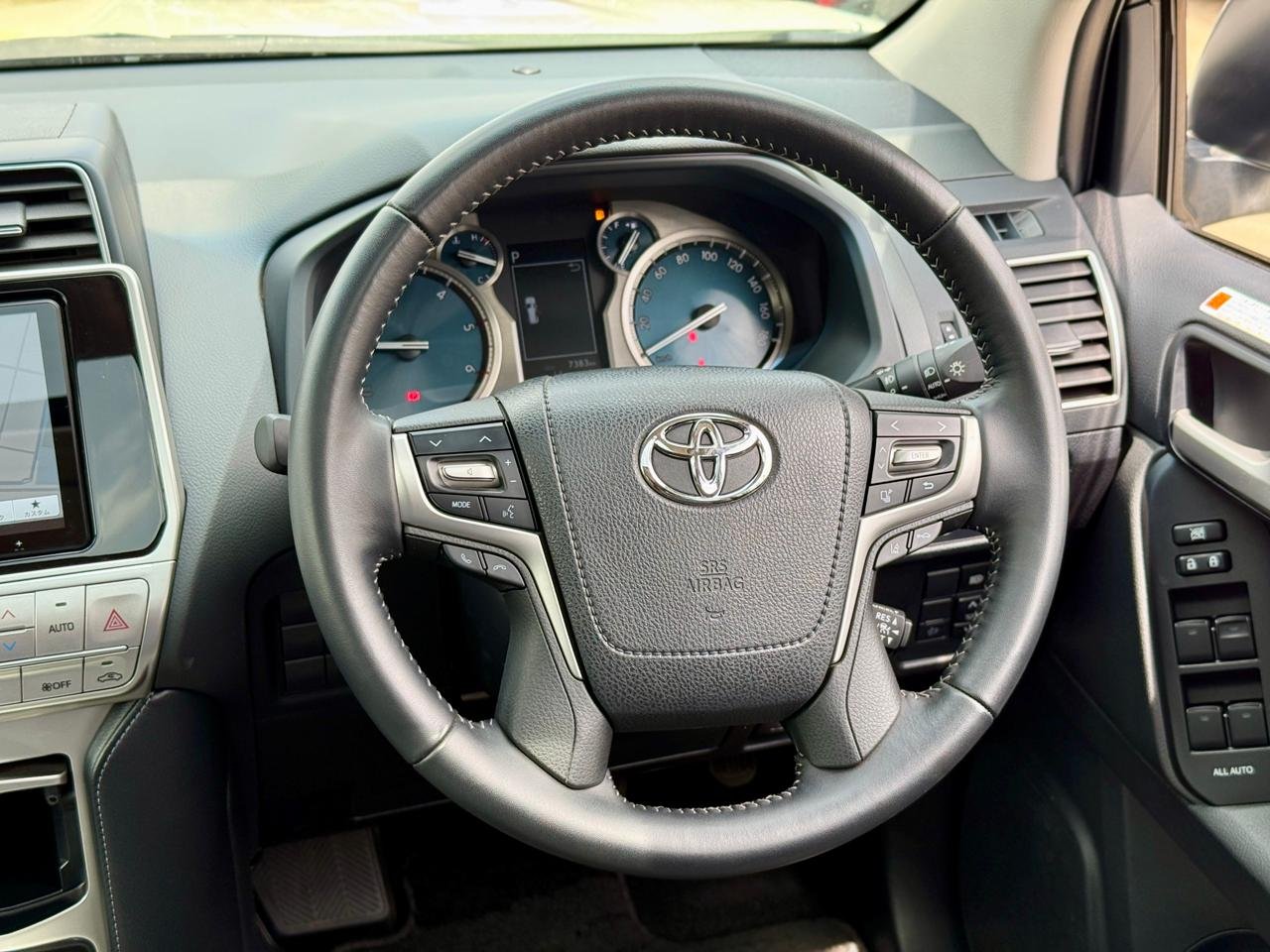TOYOTA LAND CRUISER PRADO TXL thumbnail 12