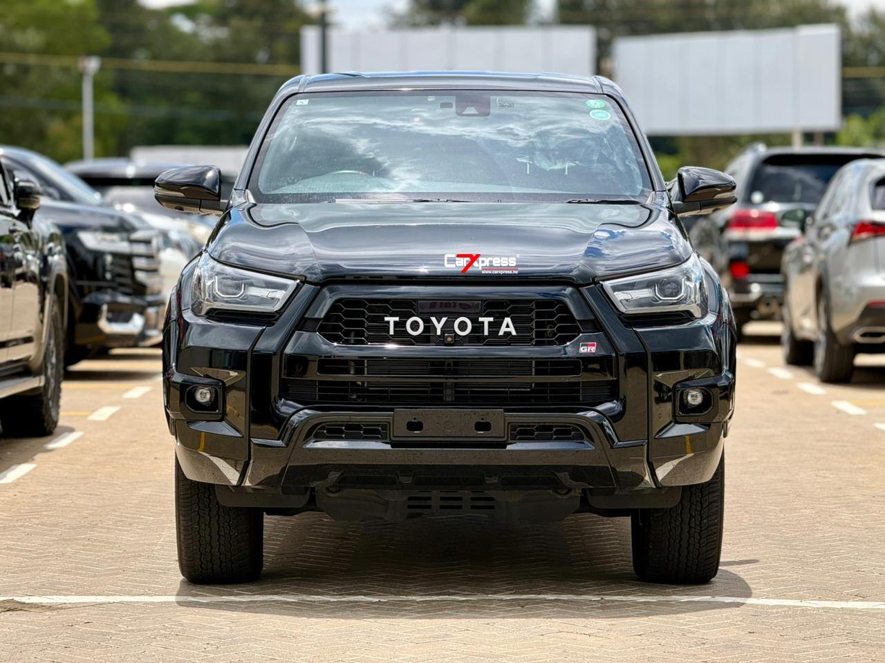 TOYOTA HILUX DOUBLE CABIN GR SPORT thumbnail 3