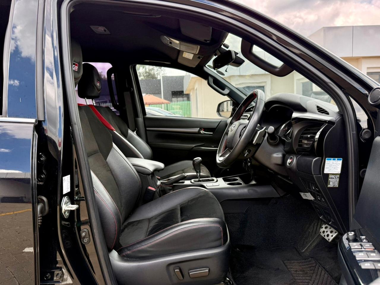 TOYOTA HILUX DOUBLE CABIN GR SPORT thumbnail 8