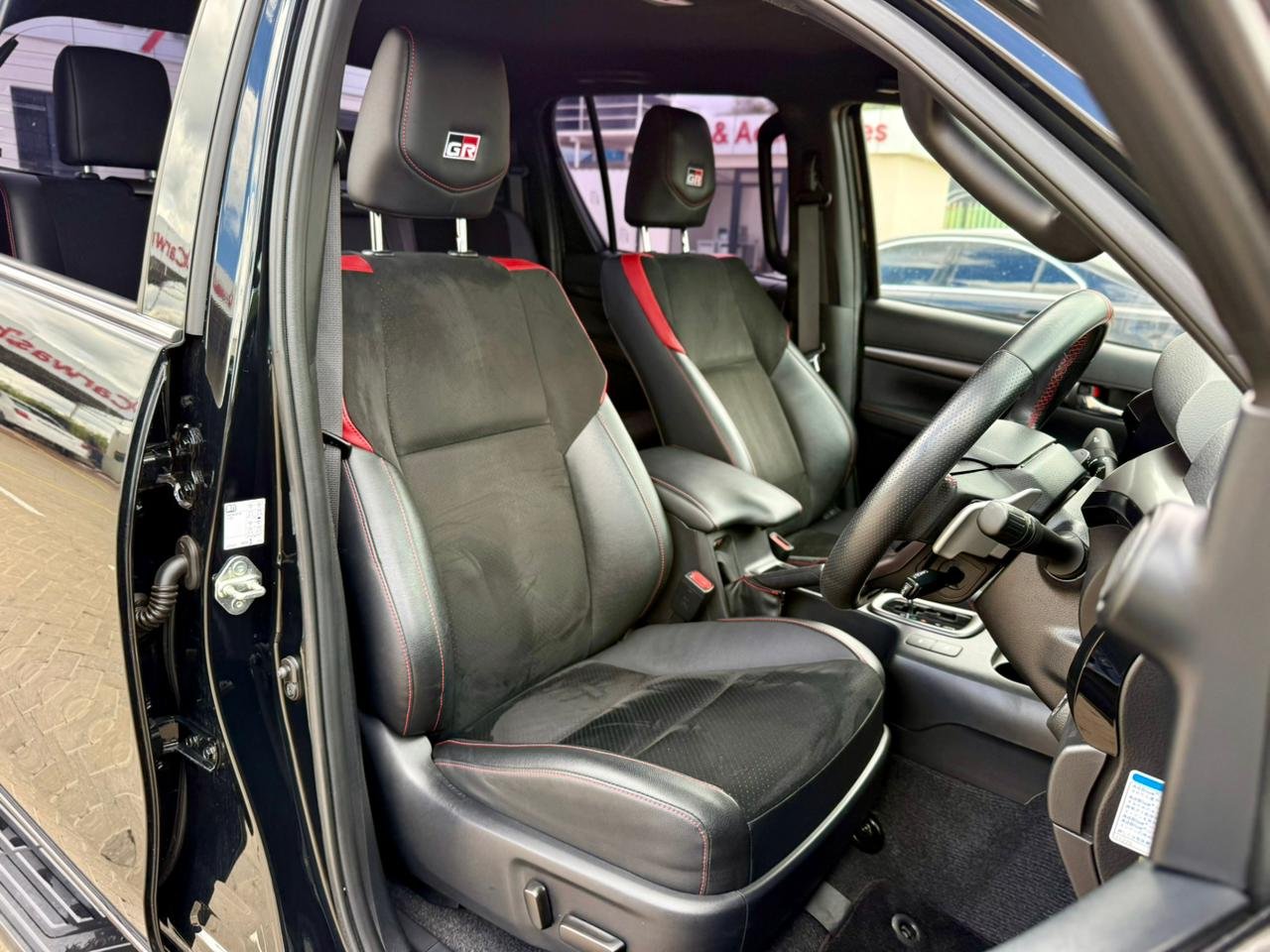 TOYOTA HILUX DOUBLE CABIN GR SPORT thumbnail 7
