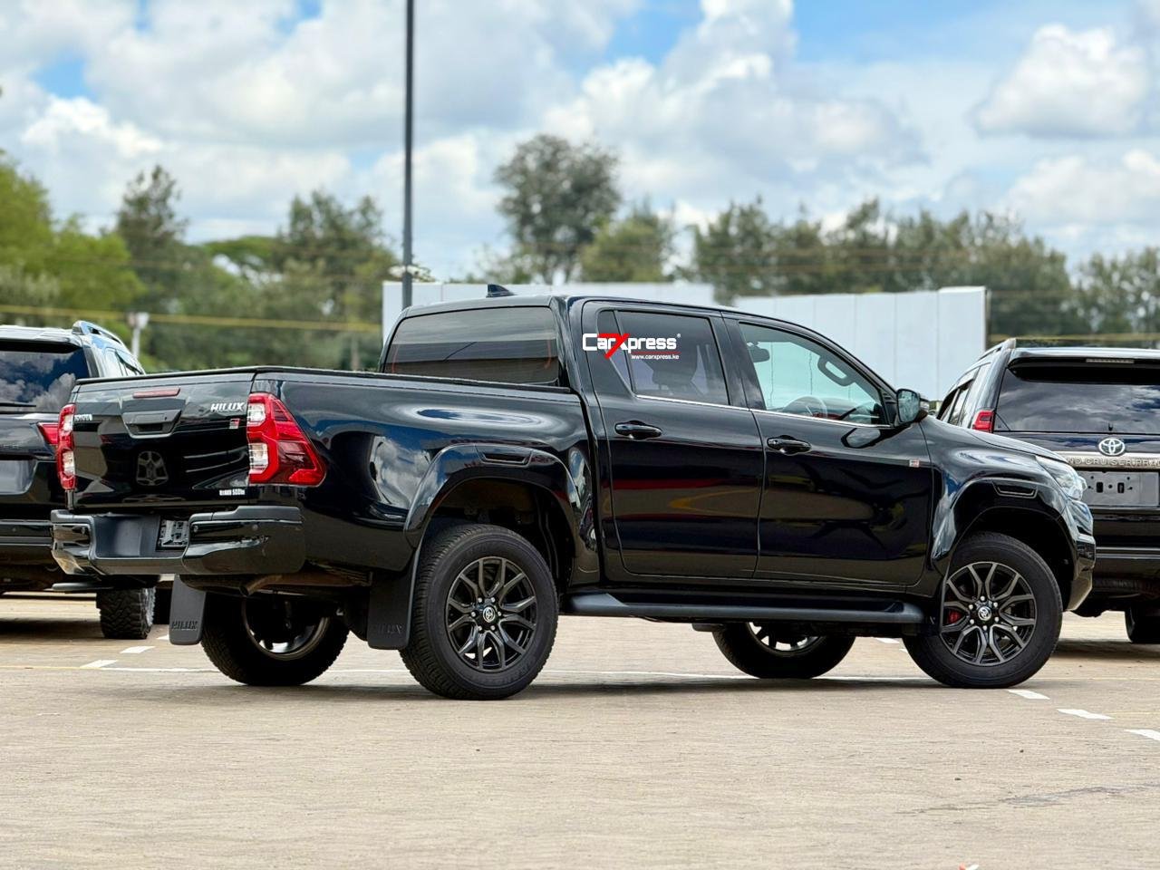 TOYOTA HILUX DOUBLE CABIN GR SPORT thumbnail 6