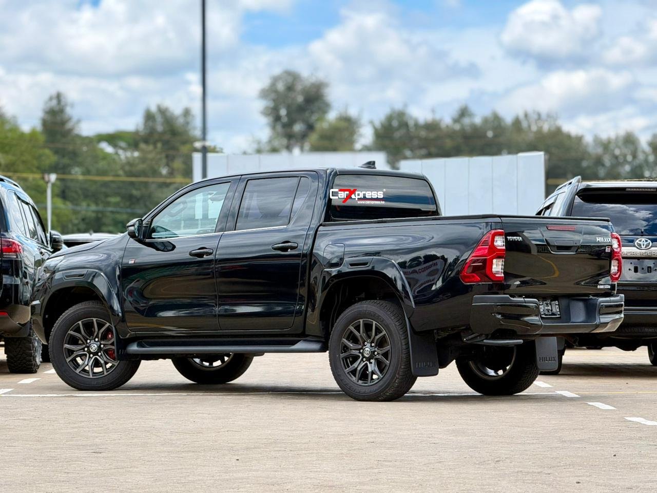 TOYOTA HILUX DOUBLE CABIN GR SPORT thumbnail 2