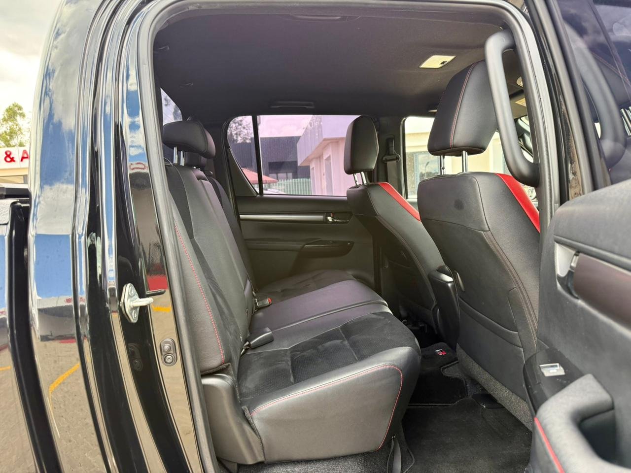 TOYOTA HILUX DOUBLE CABIN GR SPORT thumbnail 16