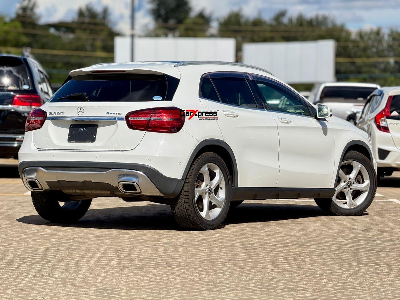 MERCEDES BENZ GLA 220  4MATIC thumbnail 6