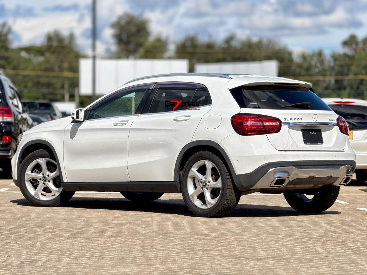 MERCEDES BENZ GLA 220  4MATIC thumbnail 2