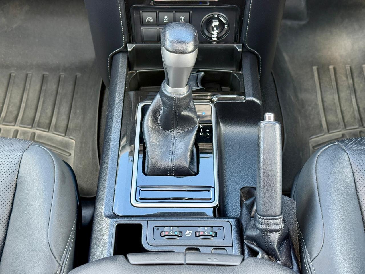 TOYOTA LAND CRUISER PRADO TXL thumbnail 11