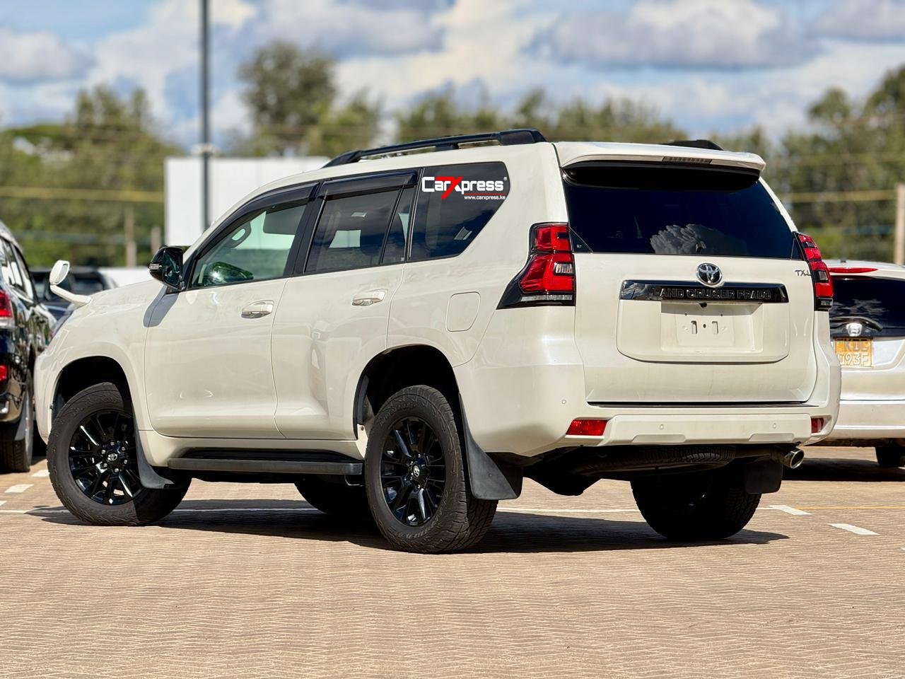 TOYOTA LAND CRUISER PRADO TXL thumbnail 2