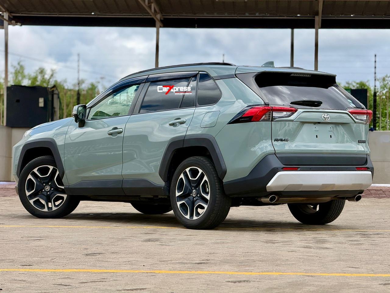 TOYOTA RAV 4 ADVENTURE thumbnail 2