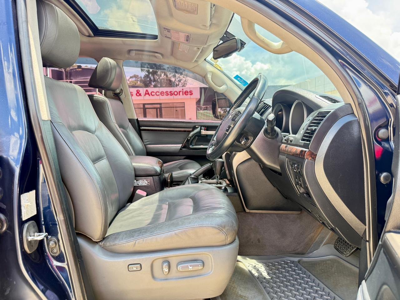 TOYOTA LAND CRUISER 200 SERIES thumbnail 8
