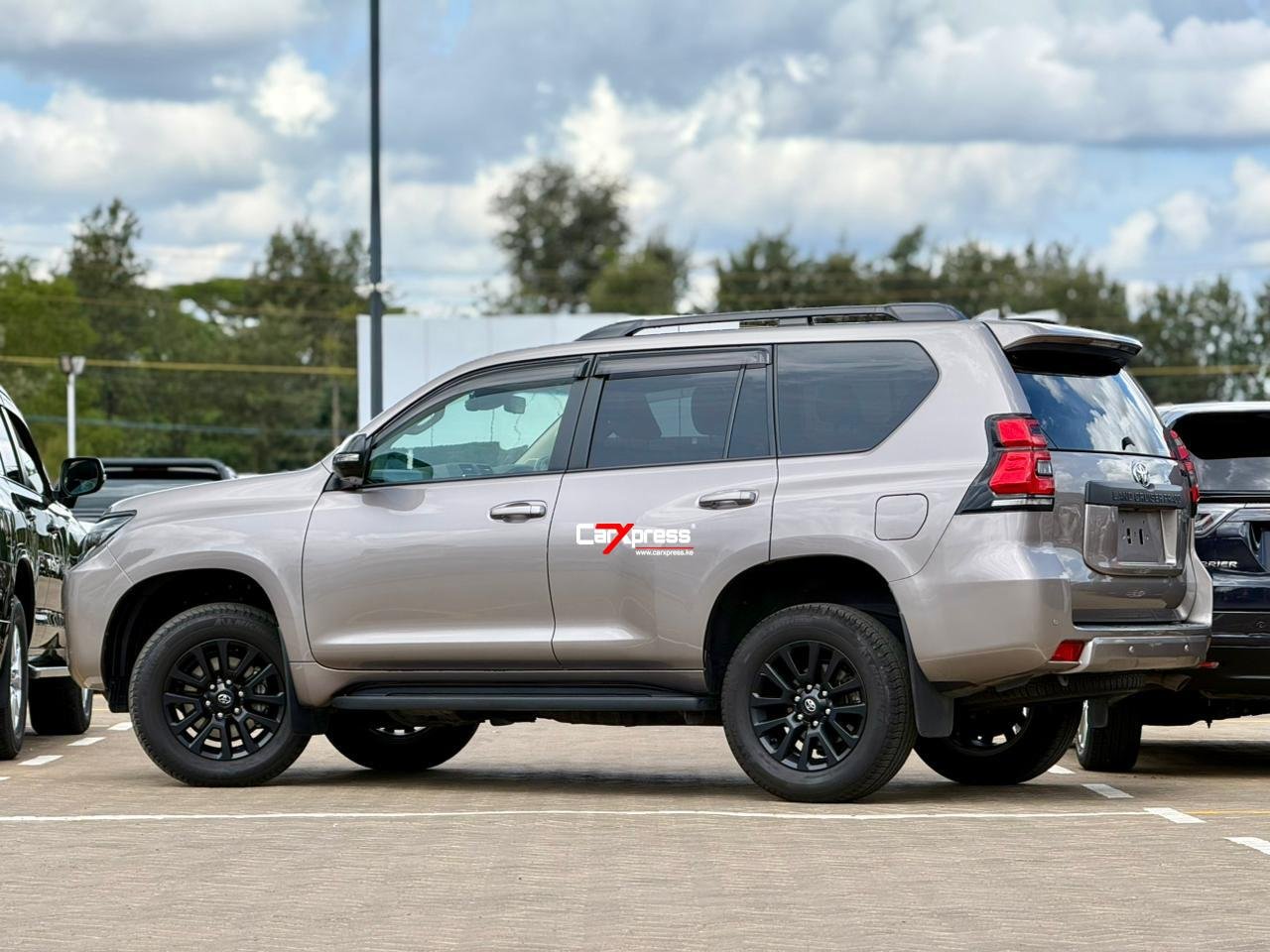 TOYOTA LAND CRUISER PRADO TXL thumbnail 2