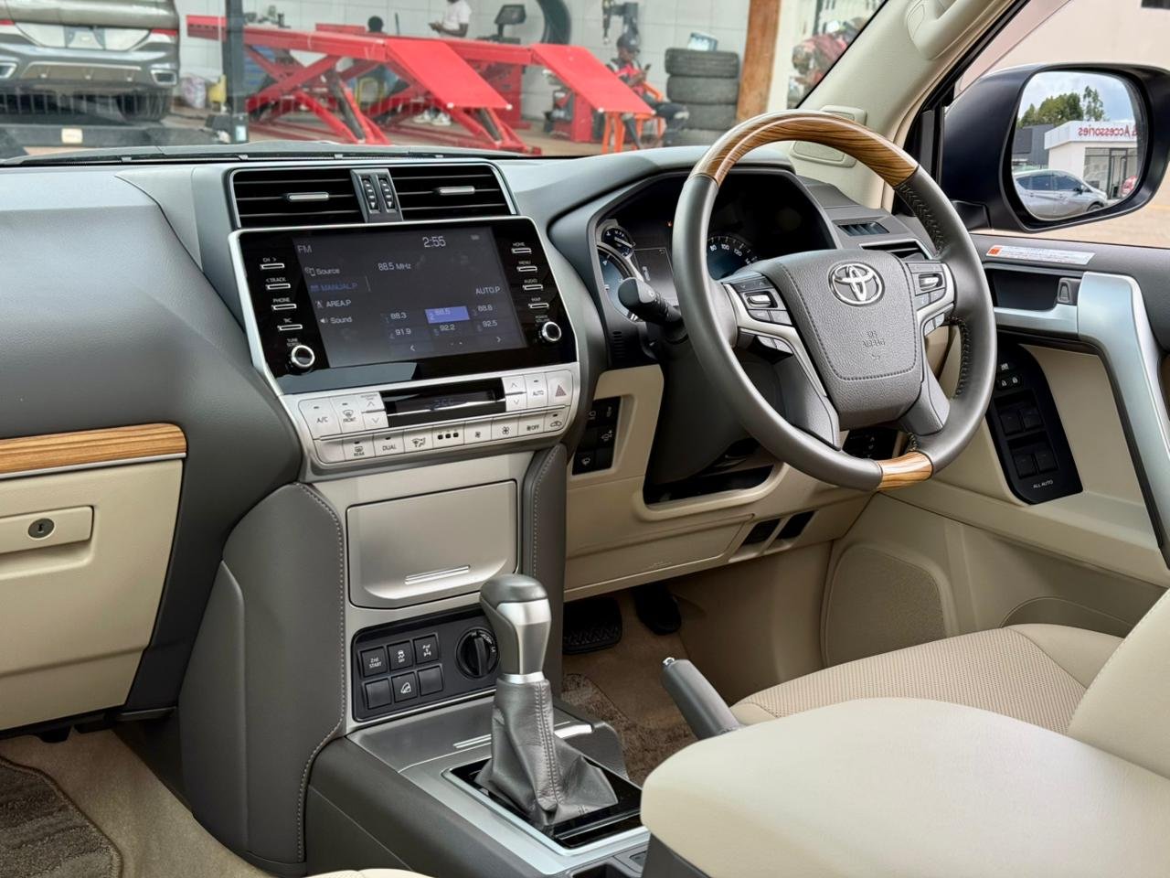 TOYOTA LAND CRUISER PRADO TXL thumbnail 12