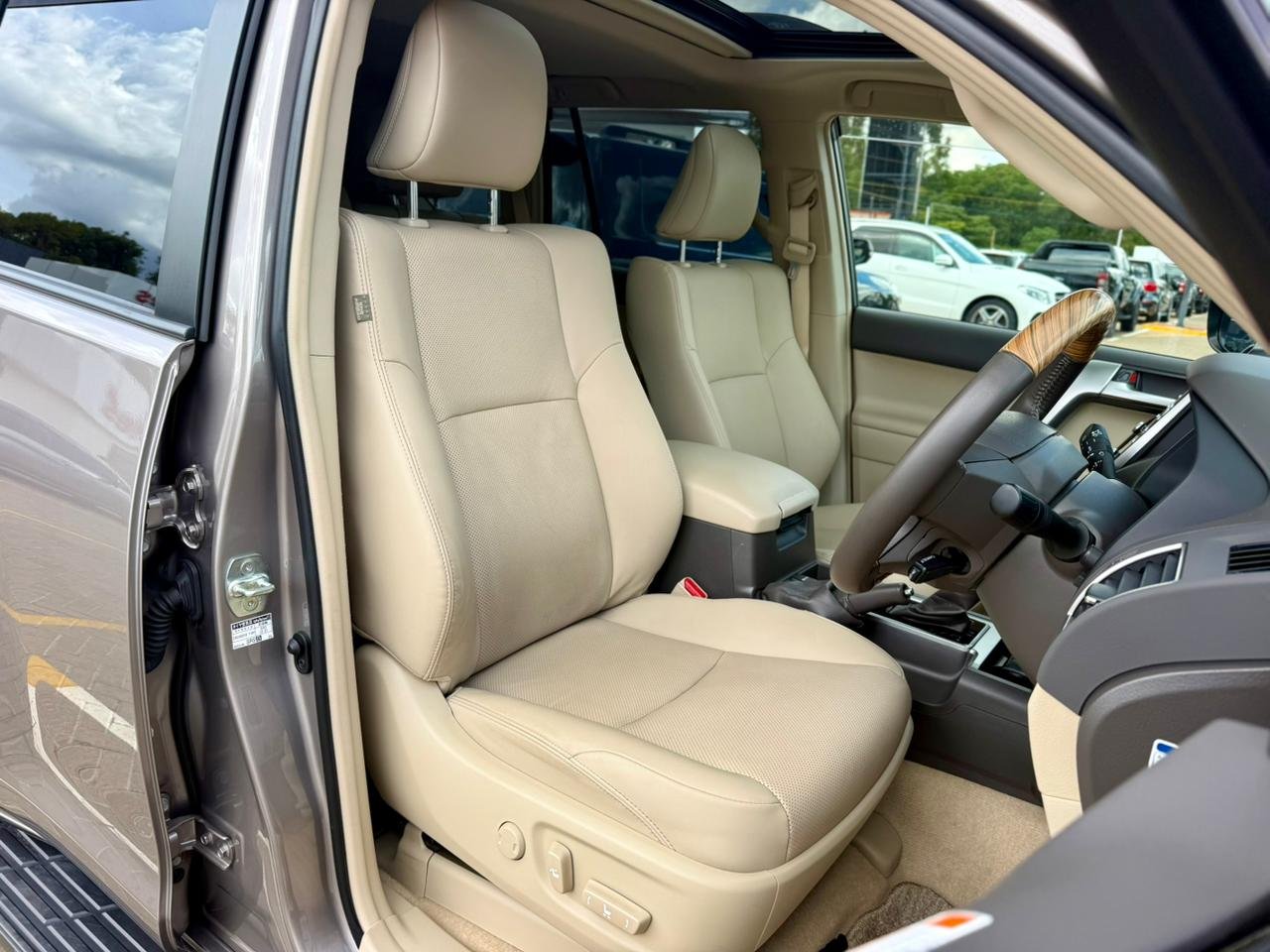 TOYOTA LAND CRUISER PRADO TXL thumbnail 8