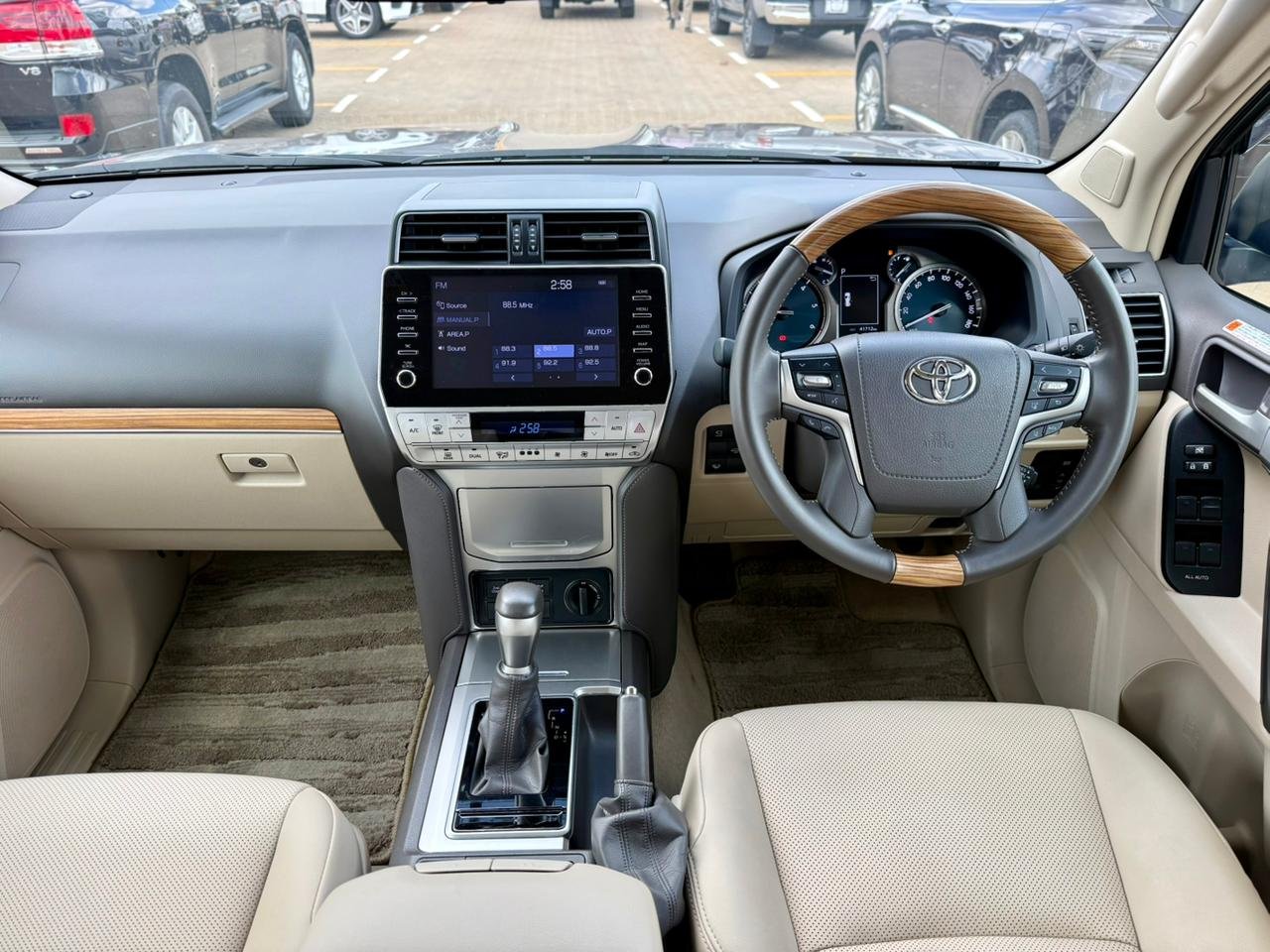 TOYOTA LAND CRUISER PRADO TXL thumbnail 10