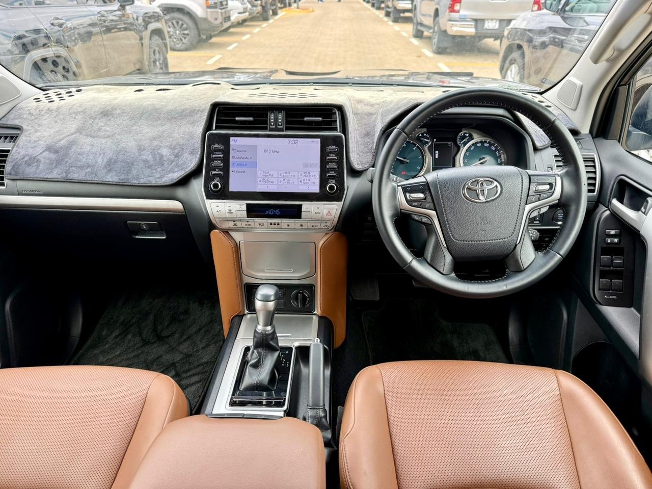 TOYOTA LAND CRUISER PRADO TXL thumbnail 9