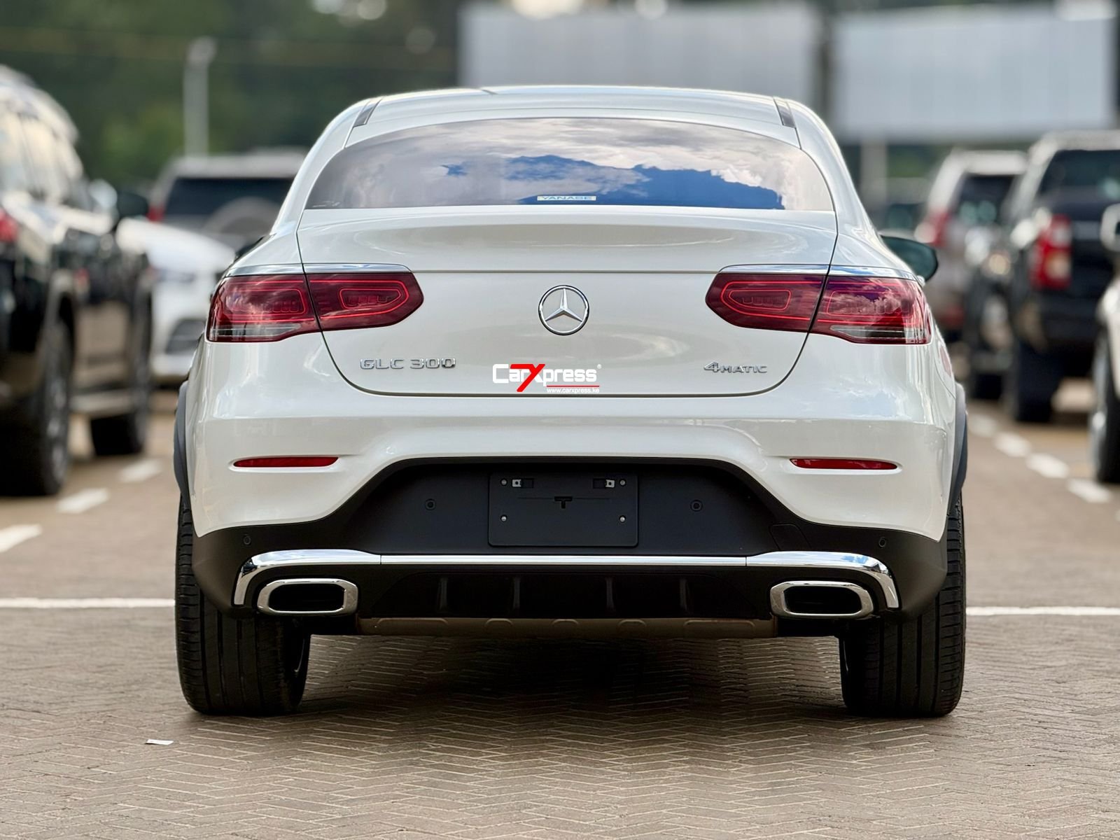 MERCEDES BENZ GLC 300 COUPE 4MATIC thumbnail 4