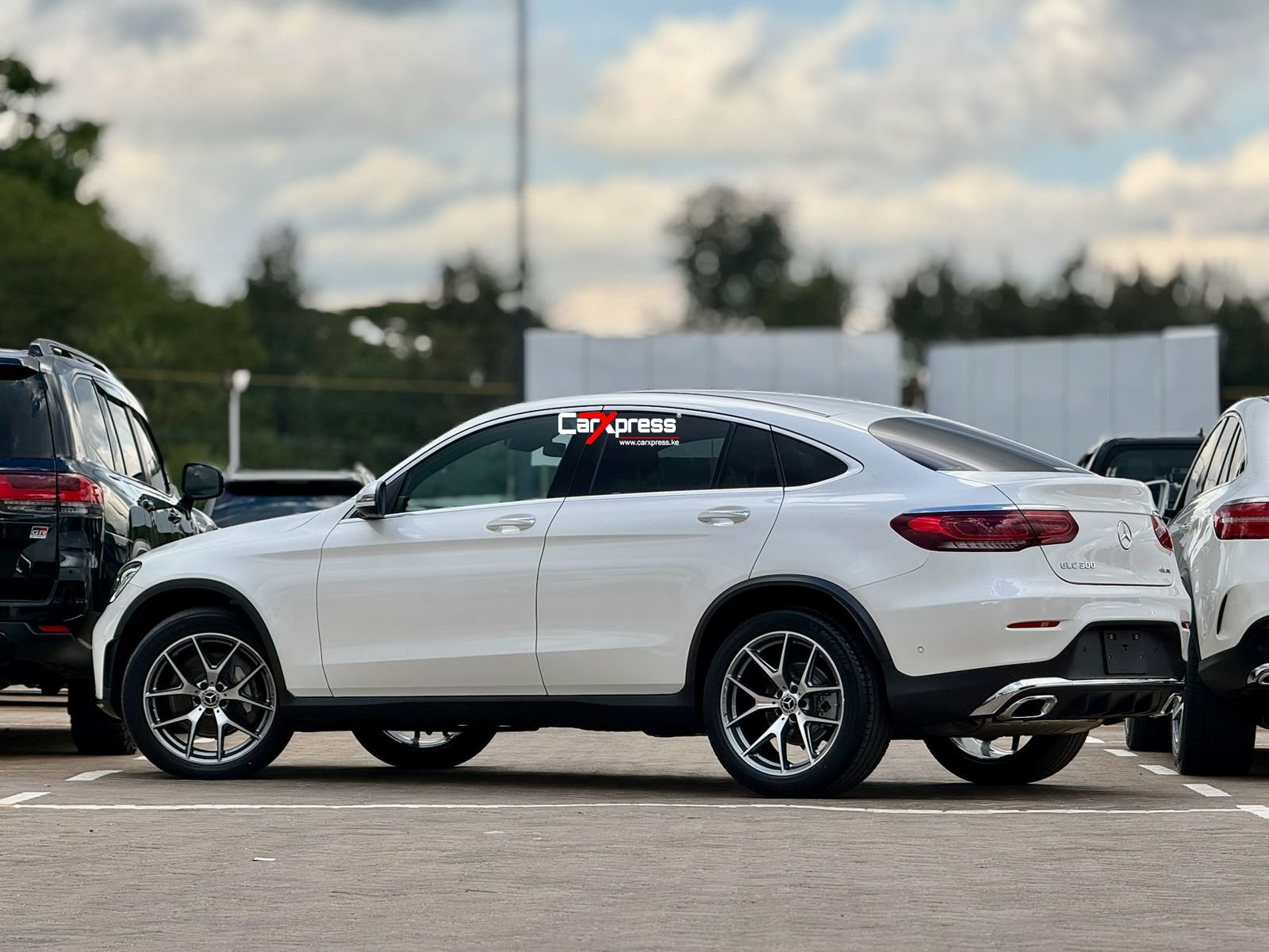MERCEDES BENZ GLC 300 COUPE 4MATIC thumbnail 2