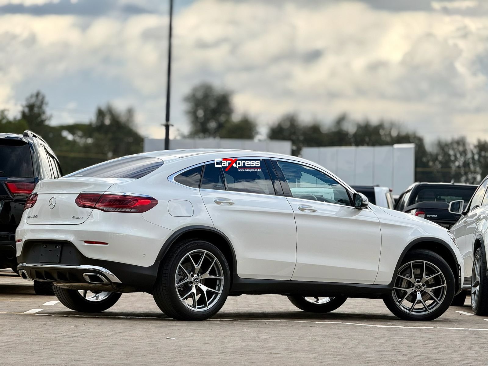 MERCEDES BENZ GLC 300 COUPE 4MATIC thumbnail 6