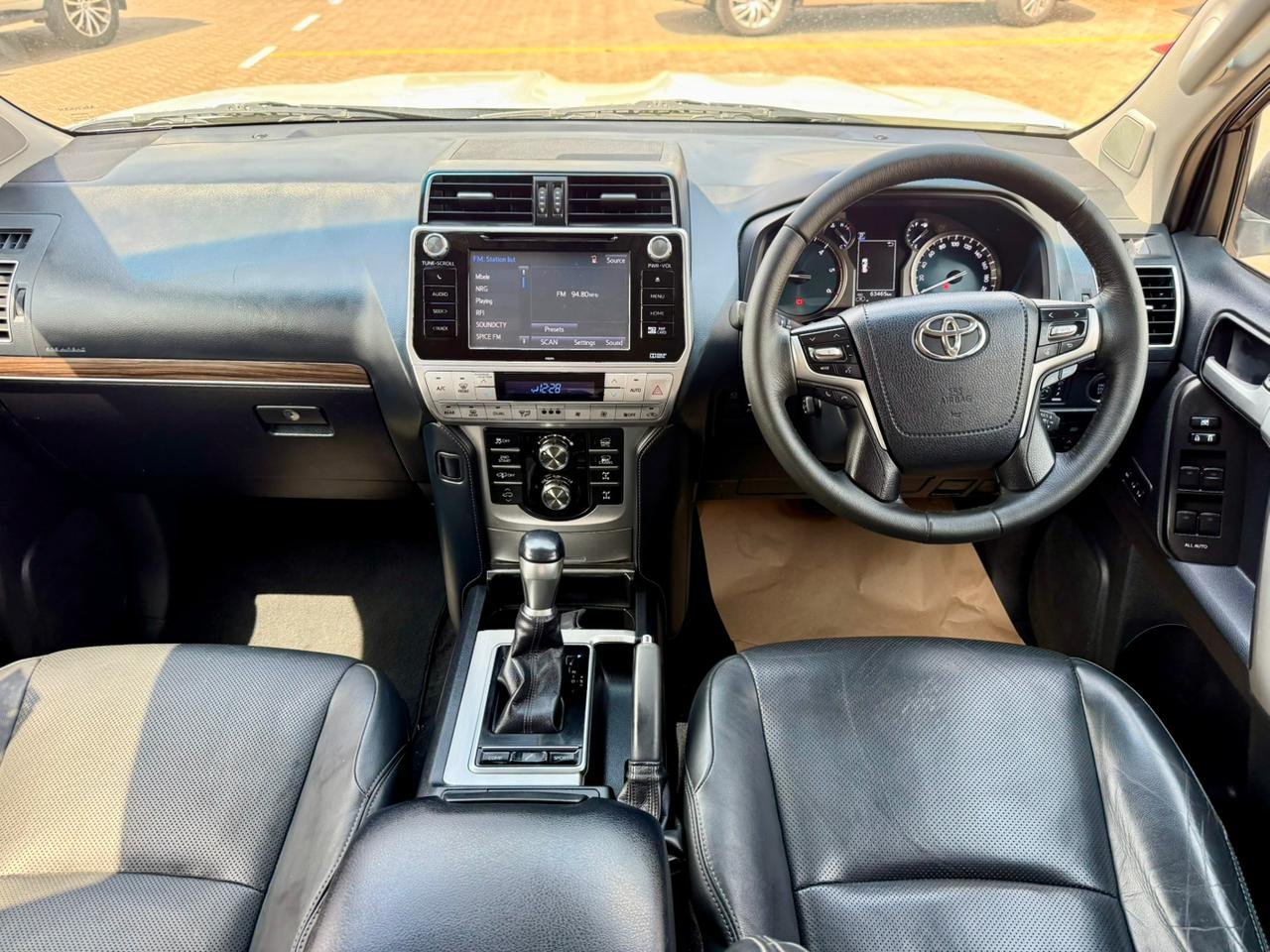 TOYOTA LAND CRUISER PRADO VXL thumbnail 8