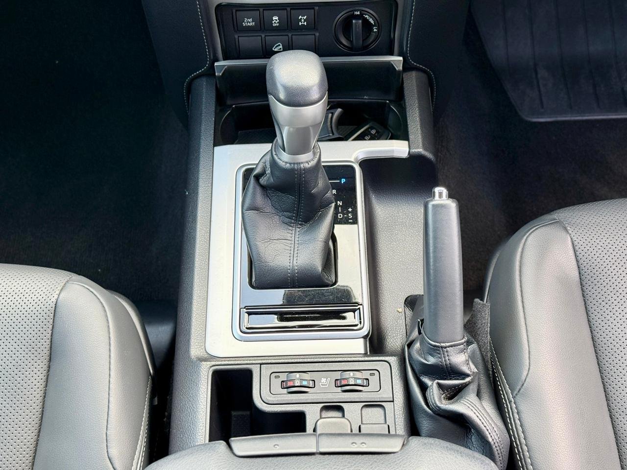 TOYOTA LAND CRUISER PRADO TXL thumbnail 11