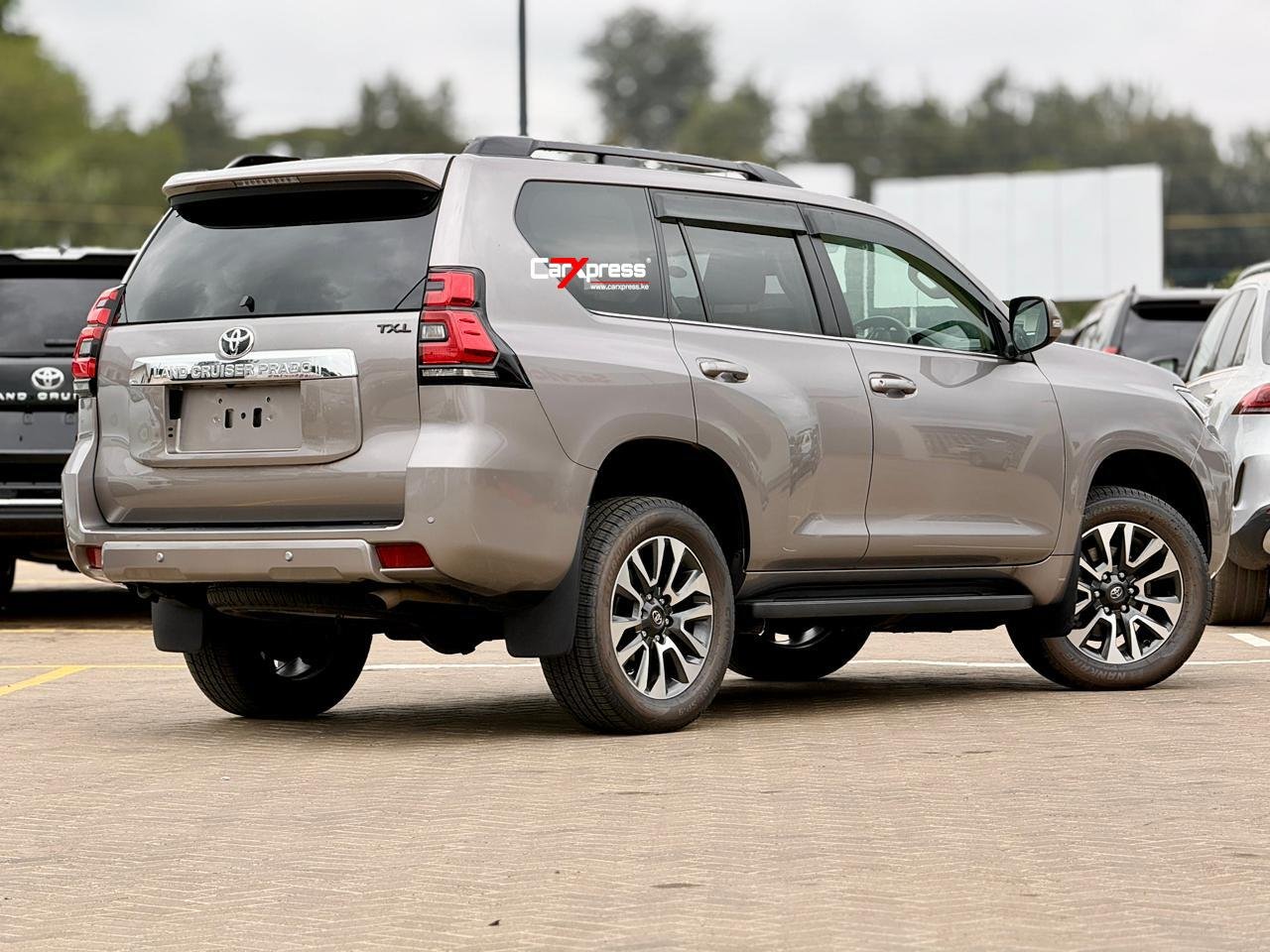 TOYOTA LAND CRUISER PRADO TXL thumbnail 6