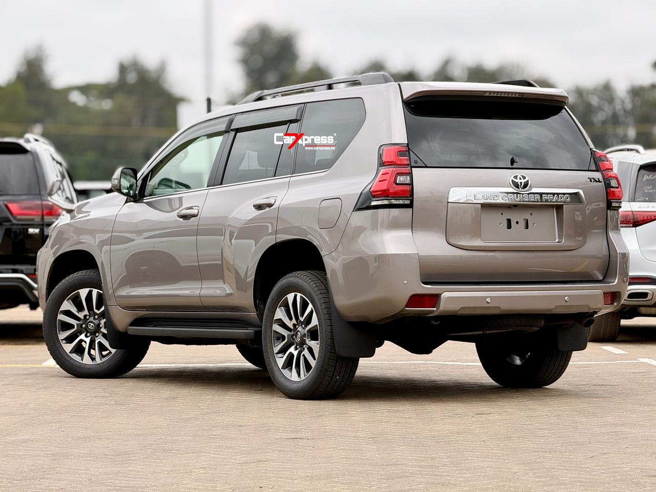 TOYOTA LAND CRUISER PRADO TXL thumbnail 2