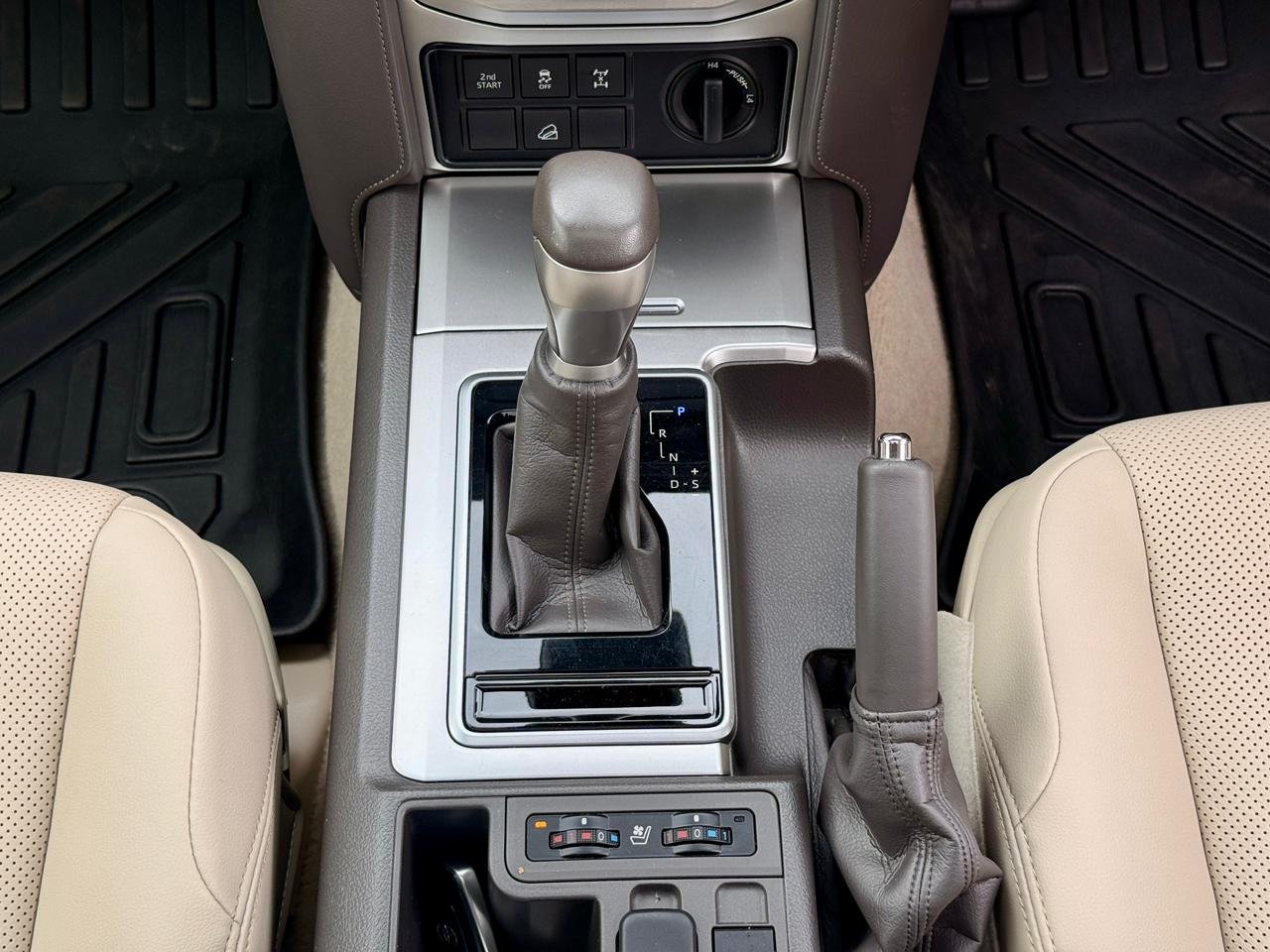 TOYOTA LAND CRUISER PRADO TXL thumbnail 11