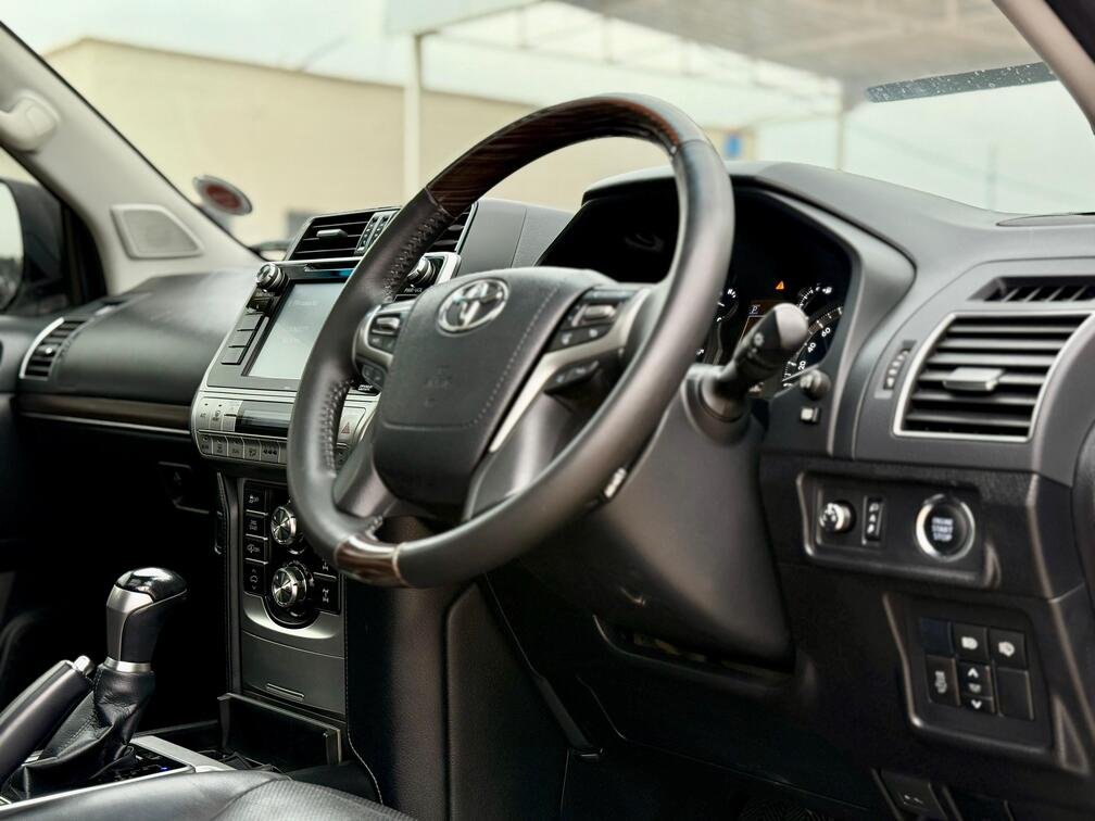 TOYOTA LAND CRUISER PRADO VXL thumbnail 6