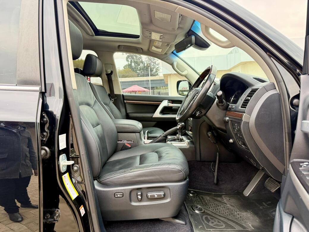 TOYOTA LANDCRUISER V8 SAHARA 200 SERIES. thumbnail 5