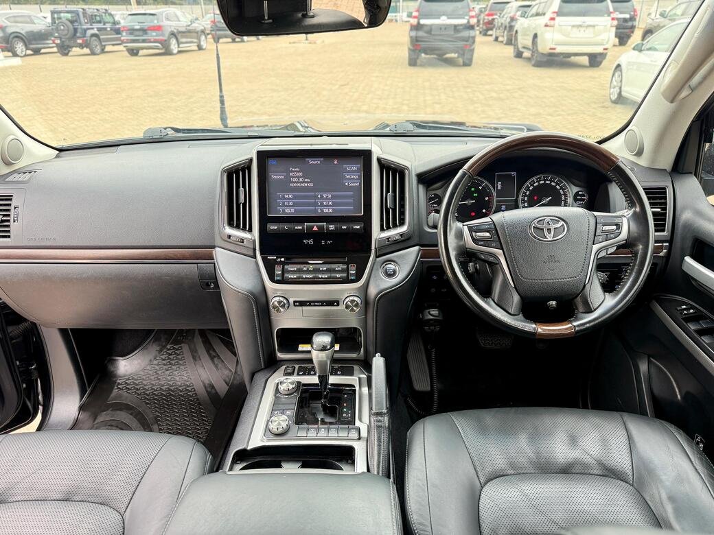 TOYOTA LANDCRUISER V8 SAHARA 200 SERIES. thumbnail 6